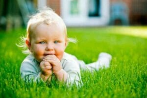 דשא סינטטי לתינוקות פעוטות